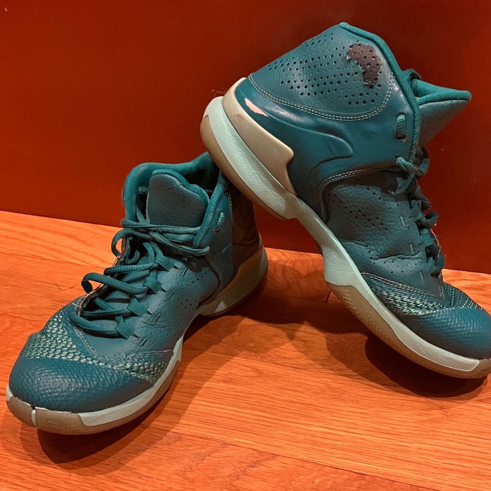 Jordan’s SUPERFLY 4.0 7Y BASKETBALL SLAM
DUNK